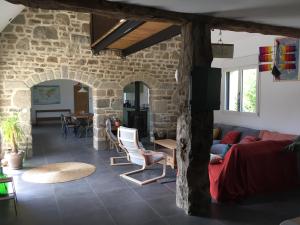 ein Wohnzimmer mit einer Steinmauer in der Unterkunft Belle maison en pierre in Cléder