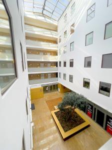 Budova, v ktorej sa apartmán nachádza + 2 fotografie