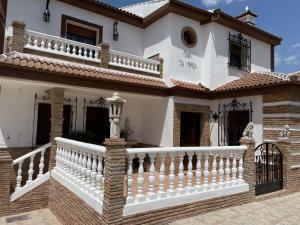 una gran casa blanca con barandilla blanca en Casa La Tinaja, en Las Lagunillas