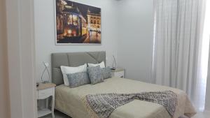 Un pat sau paturi într-o cameră la Grande Pensao Residencial Alcobia