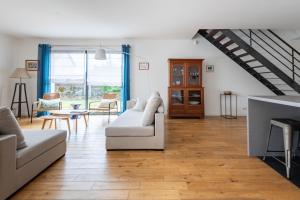 Fotografia z galérie ubytovania Belle maison familiale contemporaine avec piscine v destinácii Nantes