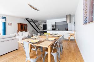 Fotografia z galérie ubytovania Belle maison familiale contemporaine avec piscine v destinácii Nantes