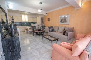 Il comprend un salon doté d'un canapé et d'une télévision. dans l'établissement Evangelia's Mansion, à Naxos Chora