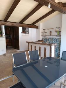 comedor con mesa azul y sillas en Casa La Tinaja, en Las Lagunillas