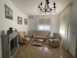 sala de estar con 2 sillas y chimenea en Casa La Tinaja, en Las Lagunillas