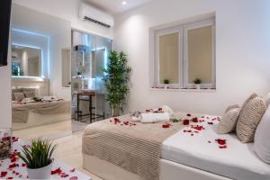 Un dormitorio con una cama con flores rojas. en Alex Central Apartments, en Belgrado