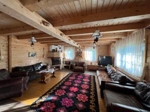 a living room with a couch and a tv in a cabin at Casa de la Mara in Mara