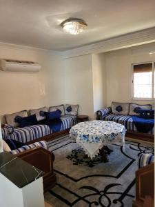 a living room with two couches and a table at 90 qm Wohnung mit 2 Schlafzimmern in Marrakesh