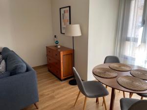 - un salon avec une table, des chaises et un canapé dans l'établissement GES Homes, à Almería