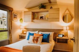 A bed or beds in a room at Cosy Caravan Craig Tara
