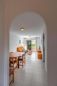 comedor y sala de estar con mesa en Apartamentos Aigua Oliva, en Vinarós
