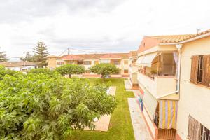 vistas al patio de un edificio de apartamentos en Apartamentos Aigua Oliva, en Vinarós