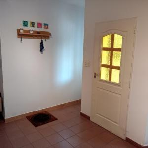 聖米格爾德圖庫曼的住宿－BAJOS de AMADOR，走廊上设有白色门和窗户