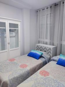 Katil atau katil-katil dalam bilik di Apartamentos el rebalaje III