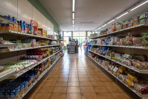 Supermarket nebo jiné obchody v  aparthotelu nebo okolí + 37 fotografií