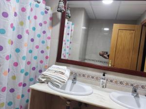 uma casa de banho com um lavatório e uma cortina de chuveiro em Apartamentos el rebalaje III em Roquetas de Mar