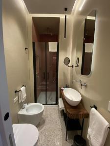 A bathroom at NoOne Tropea Guesthouse