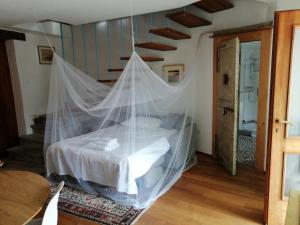 Schlafzimmer mit einem Bett mit Moskitonetz in der Unterkunft Tipitapi in Málchina
