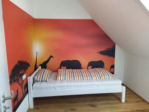 um quarto com um mural de parede de girafas e girafas em Ferienhof Dachsberg Wohnung Maritim em Bermatingen