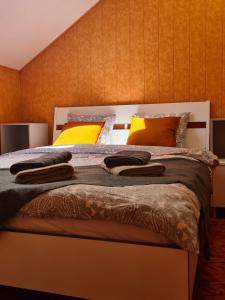 um quarto com uma cama com duas almofadas em Guest House KAKTUS em Riga