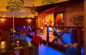 ein Restaurant mit einem Tisch und Stühlen sowie einem Balkon in der Unterkunft Aura - Hotel & Restaurant & Sauna in Zielona Góra