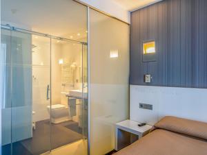 Koupelna v ubytování Hotel Apolonia Soria + 37 fotografií
