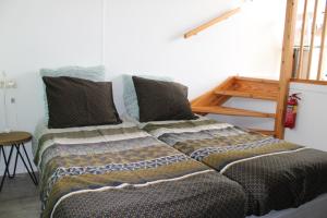 a bed in a room with at Bij molen de Blazekop, rustig en landelijk in Ovezande