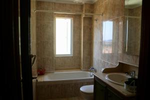 uma casa de banho com uma banheira, um WC e um lavatório. em PISO PARA CUATRO PERSONAS EN ASTILLERO, CANTABRIA em El Astillero