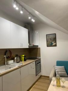 A kitchen or kitchenette at Lovely Аpartment in IGLIKA 2,Borovets