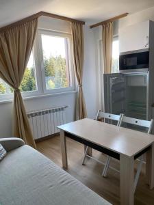 uma sala de estar com uma mesa e duas cadeiras em Lovely Аpartment in IGLIKA 2,Borovets em Borovets