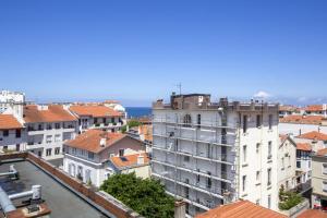 een uitzicht vanaf het dak van een gebouw bij Beautiful modern studio with a view on the ocean - Biarritz - Welkeys in Biarritz
