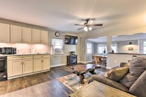 Fotografie z fotogalerie ubytování Lakeside Lodi Hideaway with Dock and Nearby Parks v destinaci Lodi