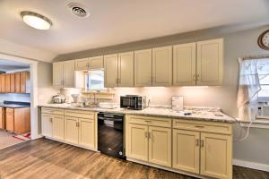 Fotografie z fotogalerie ubytování Lakeside Lodi Hideaway with Dock and Nearby Parks v destinaci Lodi