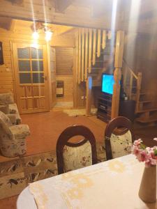 salon ze stołem i telewizorem w obiekcie Dom Wypoczynkowy Windmill w mieście Kopalino