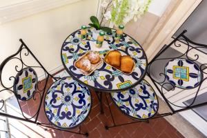 einen Tisch mit zwei Teller Essen drauf. in der Unterkunft B&B Mary Sant'Elia in Neapel