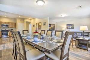 Majoituspaikan Ideally Located Glen Cove Apartment! keittiö tai keittotila