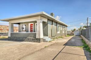 エルパソにあるCharming and Quaint El Paso House with Backyard!の道路脇の小屋