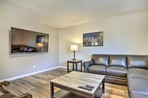 Oleskelutila majoituspaikassa Ideally Located Glen Cove Apartment!