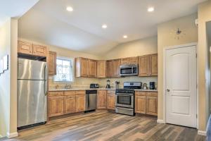 Majoituspaikan Ideally Located Glen Cove Apartment! keittiö tai keittotila