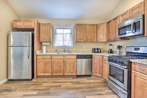 Majoituspaikan Ideally Located Glen Cove Apartment! keittiö tai keittotila