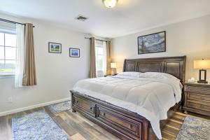 Vuode tai vuoteita majoituspaikassa Ideally Located Glen Cove Apartment!