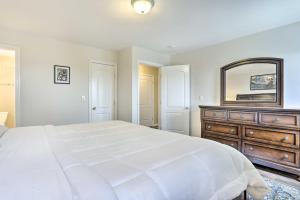Vuode tai vuoteita majoituspaikassa Ideally Located Glen Cove Apartment!
