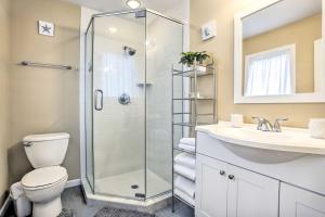 Koupelna v ubytování Ideally Located Glen Cove Apartment! + 19 fotografií