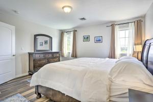 een slaapkamer met een bed, een spiegel en een dressoir bij Ideally Located Glen Cove Apartment! in Glen Cove