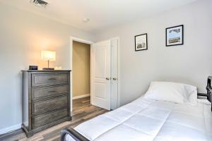 Vuode tai vuoteita majoituspaikassa Ideally Located Glen Cove Apartment!