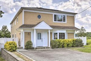 een huis met een wit hek ervoor bij Ideally Located Glen Cove Apartment! in Glen Cove