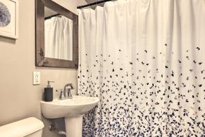 uma casa de banho com uma cortina de chuveiro com pássaros em Pet-Friendly Whitefish Bay Getaway with Large Yard! em Whitefish Bay