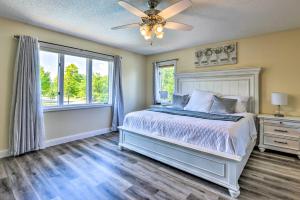 Postel nebo postele na pokoji v ubytování Pet-Friendly Maple Grove Gem with Private Yard! + 26 fotografií