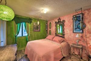 - une chambre avec un lit aux murs roses et verts dans l'établissement Arvada Bungalow - Walk to Olde Town Arvada!, à Arvada