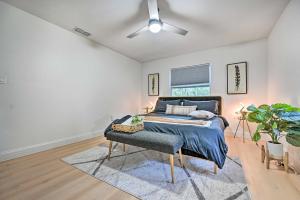 um quarto com uma cama e uma ventoinha de tecto em All-Encompassing Retreat with Pool and Game Room! em Tampa